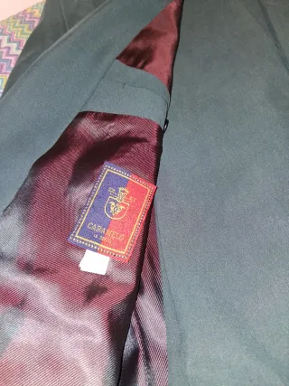 Traje chaqueta verde. - Camisa verde claro.