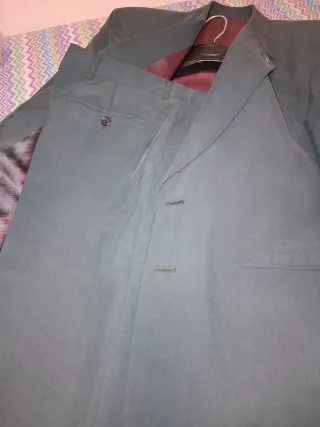 Traje chaqueta verde. - Camisa verde claro.