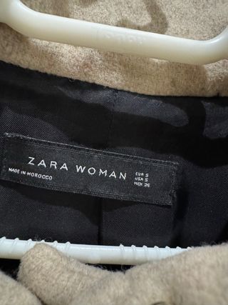 Abrigo beige con detalles dorados