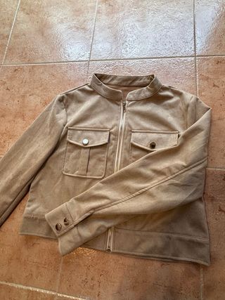 Chaqueta beige con bolsillos