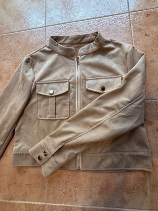 Chaqueta beige con bolsillos
