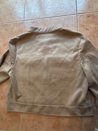 Chaqueta beige con bolsillos