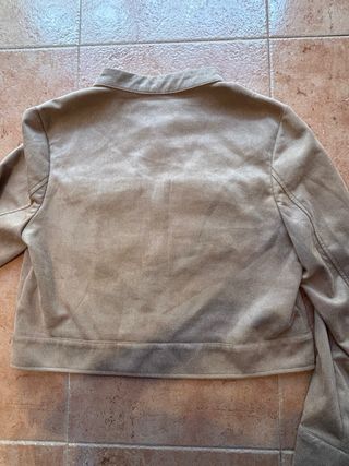 Chaqueta beige con bolsillos