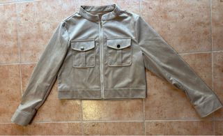 Chaqueta beige con bolsillos