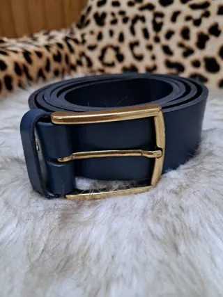 Cinturón de piel azul con hebilla dorada