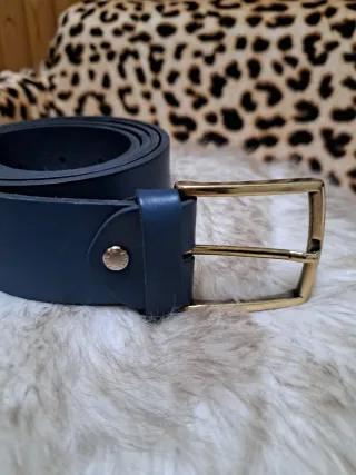 Cinturón de piel azul con hebilla dorada