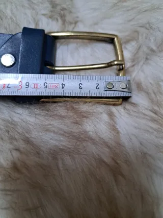 Cinturón de piel azul con hebilla dorada