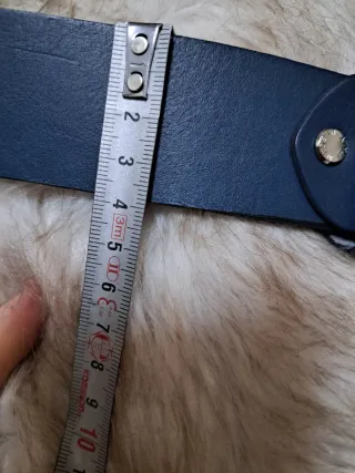 Cinturón de piel azul con hebilla dorada