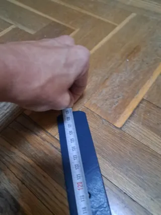 Cinturón de piel azul con hebilla dorada