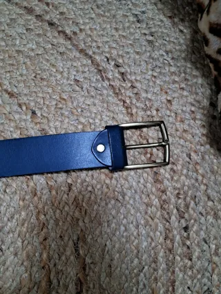 Cinturón de piel azul con hebilla dorada