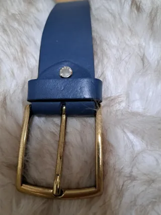 Cinturón de piel azul con hebilla dorada