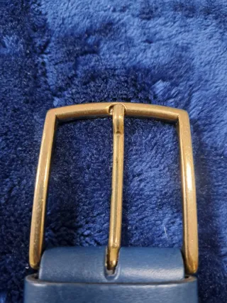 Cinturón de piel azul con hebilla dorada