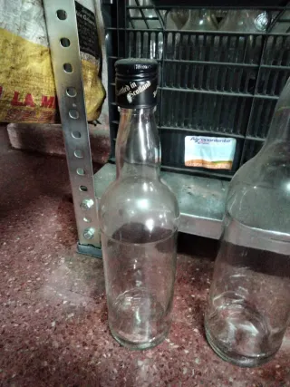 Bottiglie DYC e 100 Pipers. 30 unità.