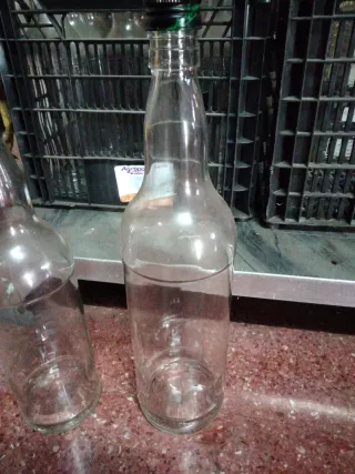 Bottiglie DYC e 100 Pipers. 30 unità.