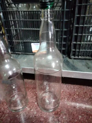 Bottiglie DYC e 100 Pipers. 30 unità.