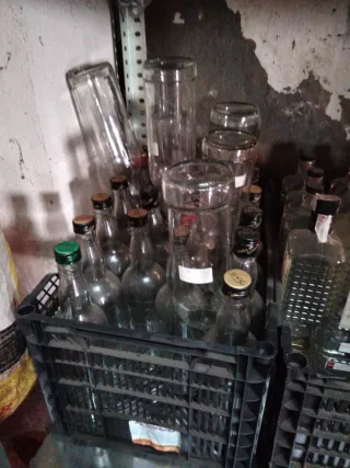 Bottiglie DYC e 100 Pipers. 30 unità.