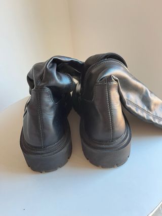 Botas altas negras por encima de la rodilla zara
