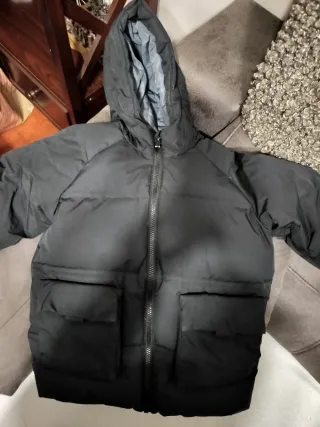 Abrigo de plumas negro de plumas 4-5años.