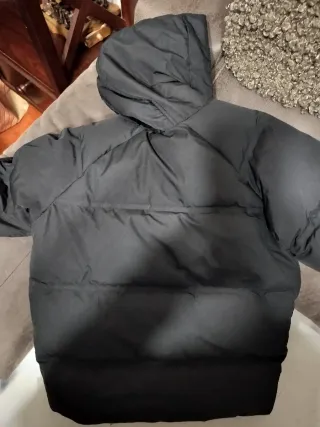 Abrigo de plumas negro de plumas 4-5años.