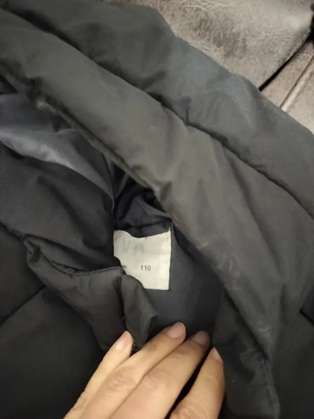 Abrigo de plumas negro de plumas 4-5años.