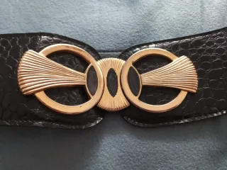 Cinturón vintage negro con hebilla dorada