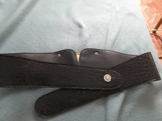 Cinturón vintage negro con hebilla dorada