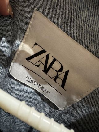 Chaqueta vaquera Zara con capucha gris