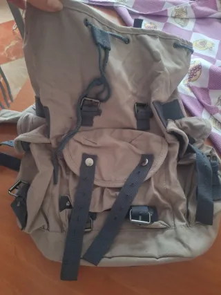 Mochila de tela beige y gris