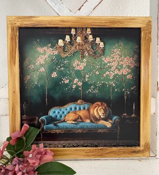 Quadro dorato leone su divano vintage blu