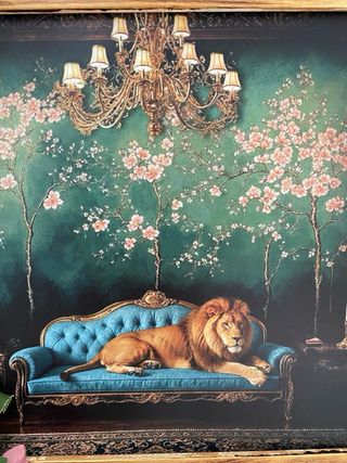 Quadro dorato leone su divano vintage blu