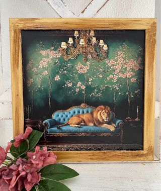 Quadro dorato leone su divano vintage blu