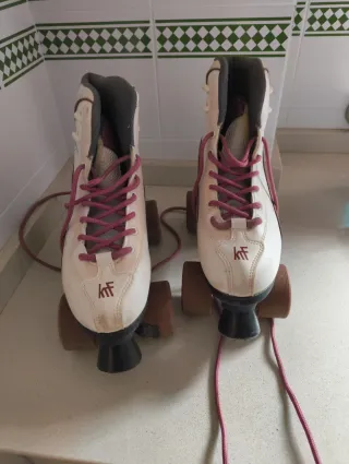 Patines blancos con cordones rosas