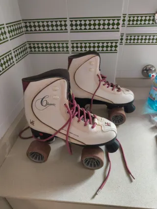 Patines blancos con cordones rosas