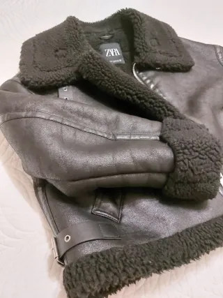 Cazadora Zara efecto piel forrada