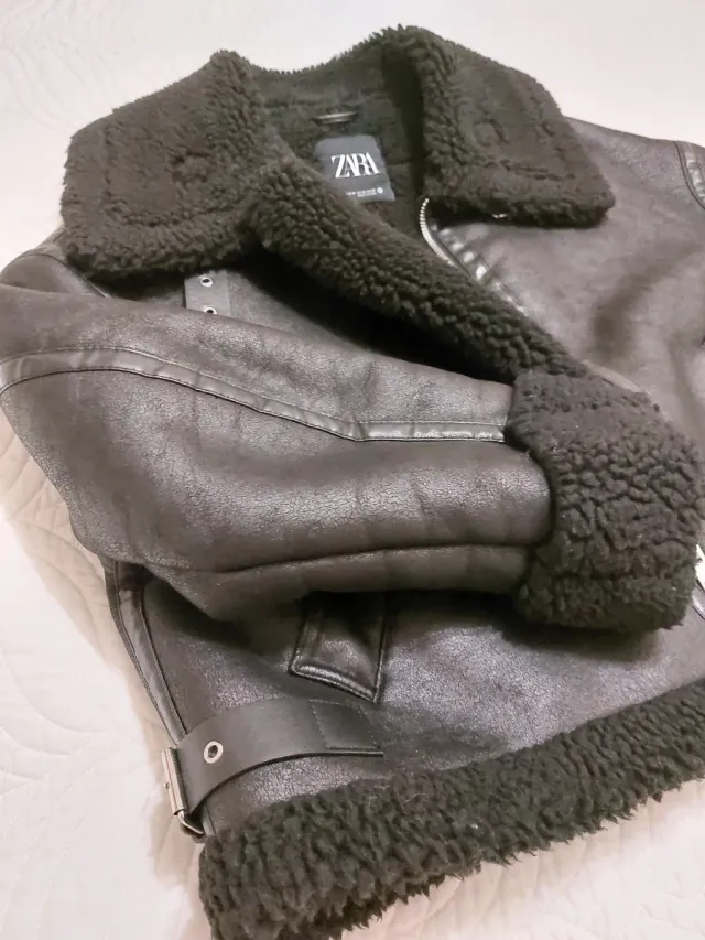 Cazadora Zara efecto piel forrada
