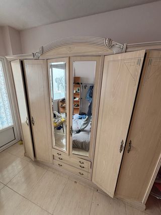 Armario de madera con espejo y cajones