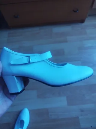Zapatos de tacón blancos da poca talla