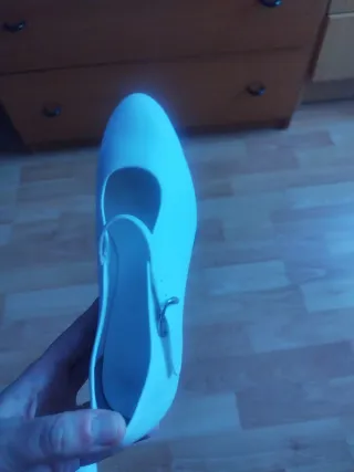Zapatos de tacón blancos da poca talla