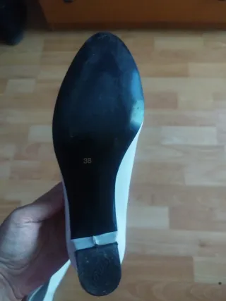 Zapatos de tacón blancos da poca talla