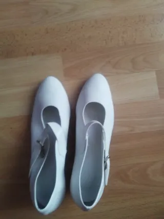 Zapatos de tacón blancos da poca talla