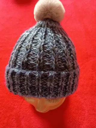 Gorros de lana tejidos  a mano en varios colores.