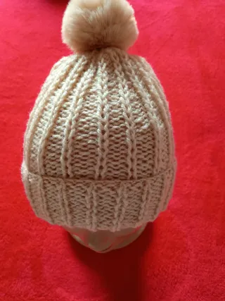 Gorros de lana tejidos  a mano en varios colores.