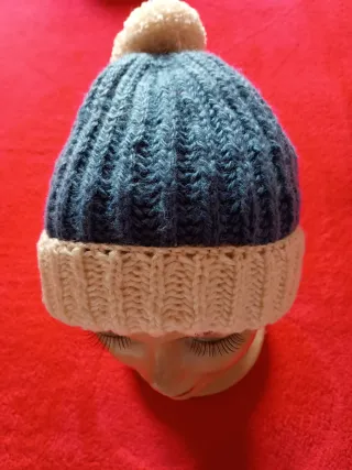 Gorros de lana tejidos  a mano en varios colores.