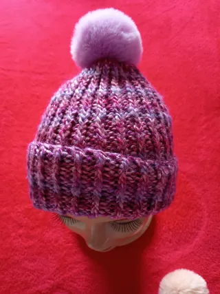 Gorros de lana tejidos  a mano en varios colores.