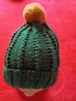 Gorros de lana tejidos  a mano en varios colores.