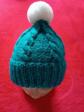 Gorros de lana tejidos  a mano en varios colores.