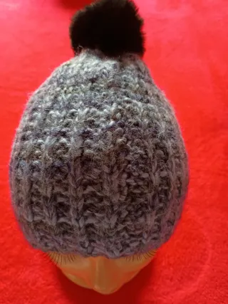 Gorros de lana tejidos  a mano en varios colores.