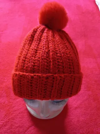 Gorros de lana tejidos  a mano en varios colores.