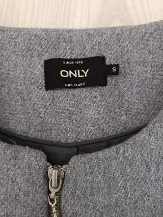 Abrigo gris ONLY cremallera