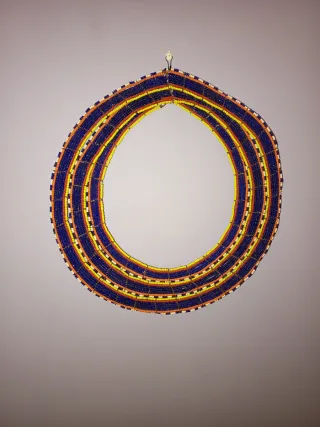 Collar babero Masai azul y amarillo grande